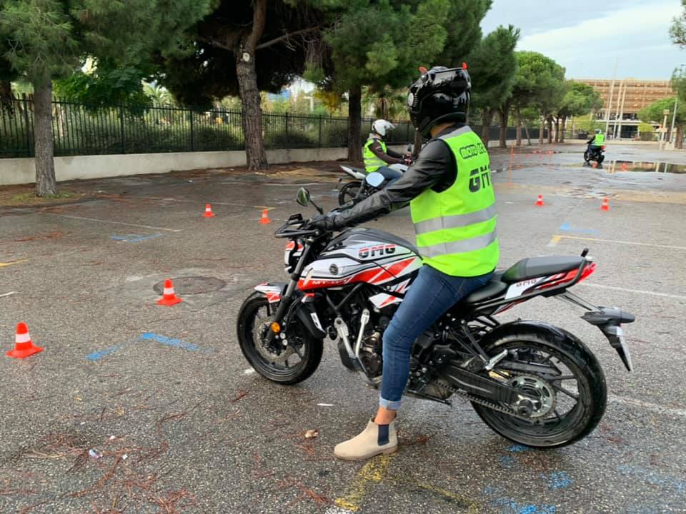 Entrainement d'élèves sur plateau moto à Nice par Moto école GMG CONDUITE